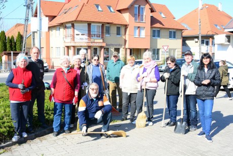 Idén tavasszal is nyugdíjasok tették rendbe a Nyitra ABC környékét